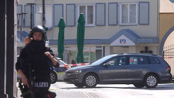 Un grupo de atracadores retiene a varios rehenes en un banco alemán en Sinzig