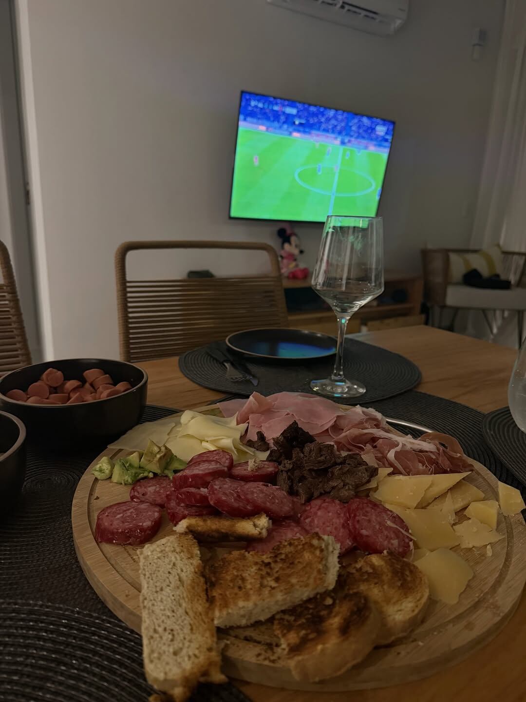 Entre actividades al aire libre, la familia ensamblada disfrutó de una picada frente a la televisión