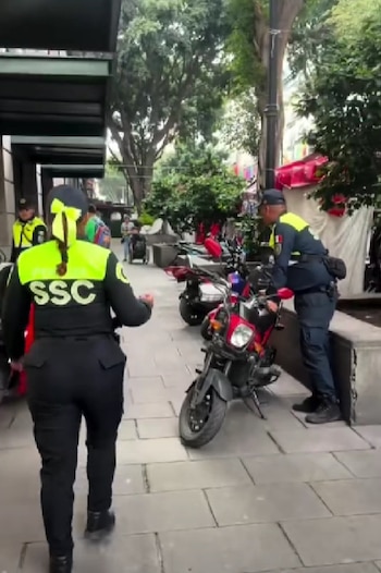 moto mal estacionada Operativo CDMX Centro Histórico Motolinía Madero (especial)