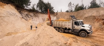 Las autoridades hallaron maquinaria pesada utilizada para extraer material sin licencia en la cuenca alta del río Bogotá - crédito CAR