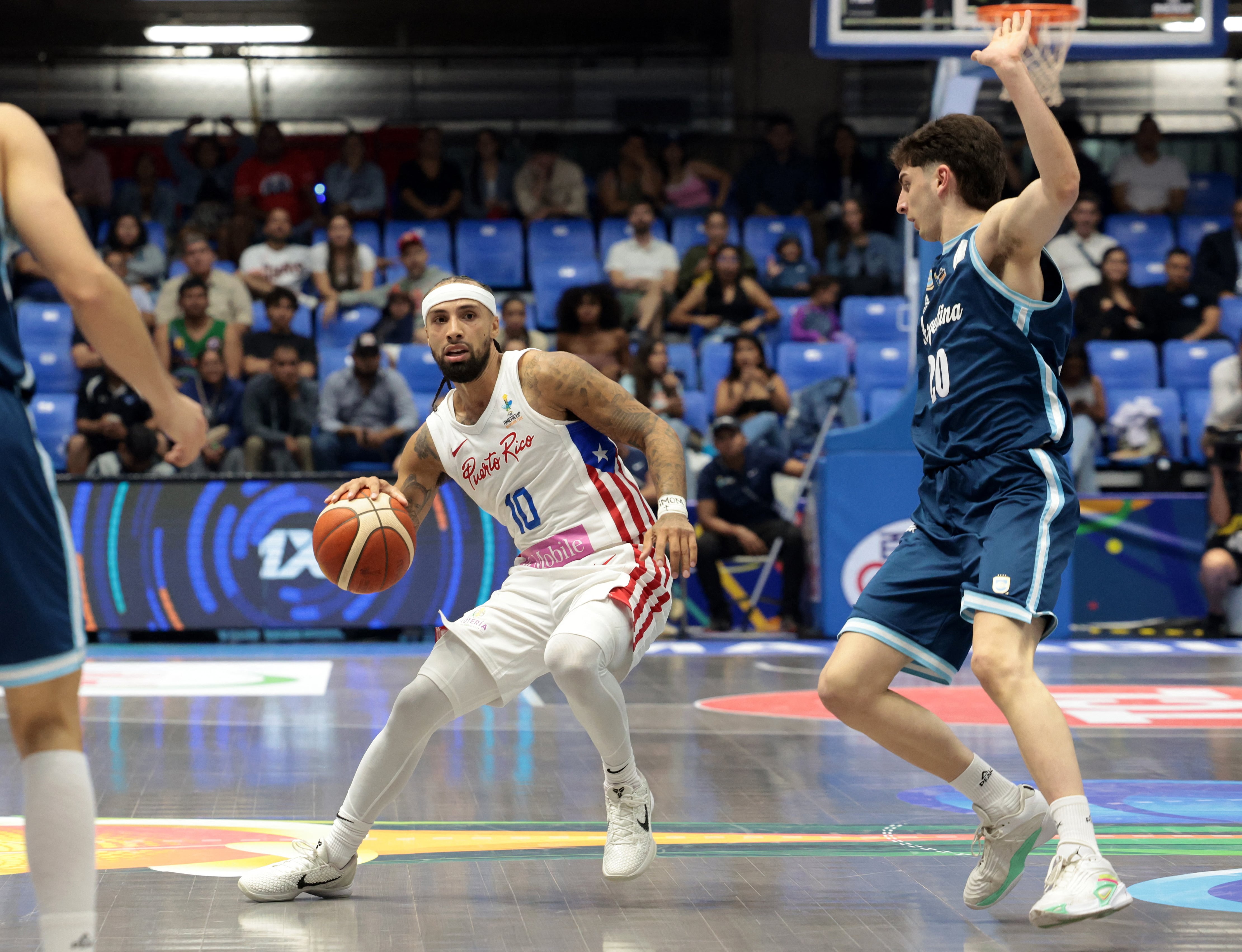 José Alvarado, estrella de Puerto Rico, ante la marca de Juan Bocca, de la selección argentina en el último enfrentamiento entre ambos en los cuartos de final de la AmeriCup 2025 (REUTERS/Luisa Gonzalez)