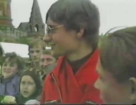 Mathias Rust rodeado de moscovitas curiosos luego de aterrizar en la Plaza Roja