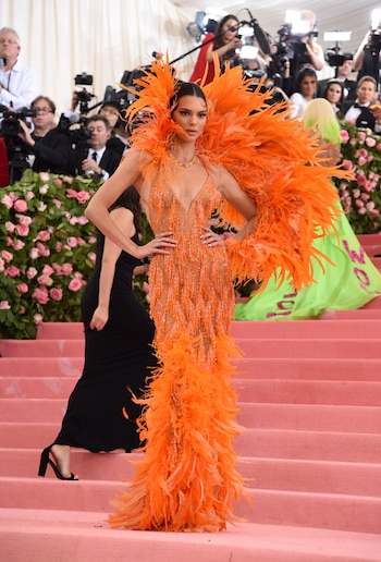 El vestido largo naranja, adornado