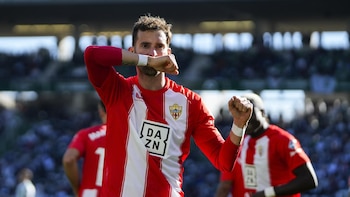 El Almería gana con un