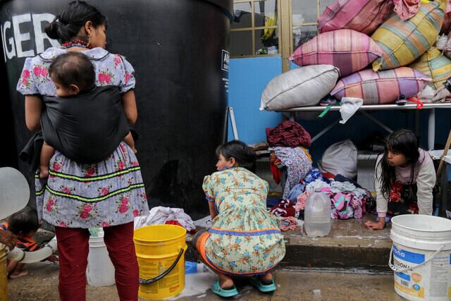 En 2024, la Personería de Bogotá denunció que la población indígena de la UPI La Rioja estaba viviendo en condiciones insalubres. Hay aguas negras acumuladas y mal manejo de los residuos - crédito Colprensa