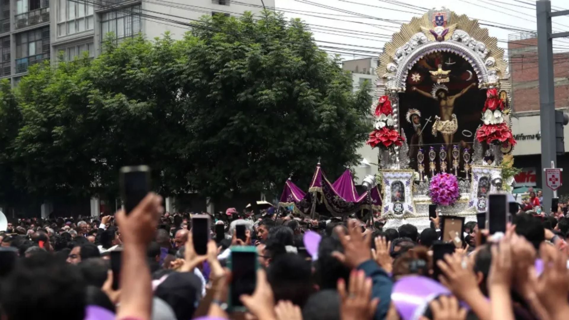 La tradición del Señor de los Milagros se transmite de generación en generación y forma parte de la identidad cultural y religiosa de Lima - Créditos: Andina.