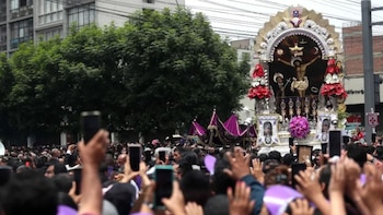 La tradición del Señor de los Milagros se transmite de generación en generación y forma parte de la identidad cultural y religiosa de Lima - Créditos: Andina.