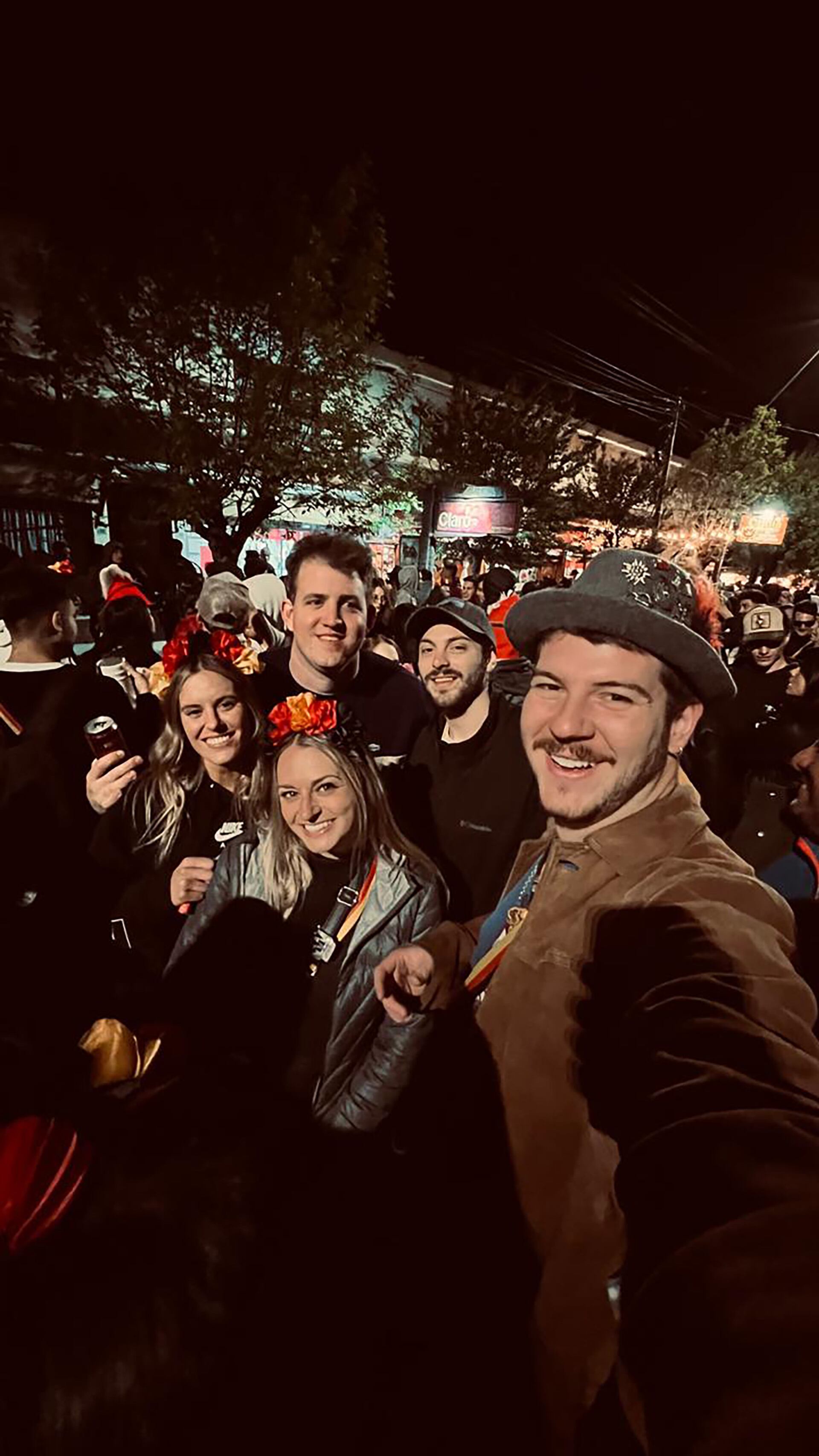 Abigail con amigos, en el Oktoberfest Villa General Belgrano, en 2022