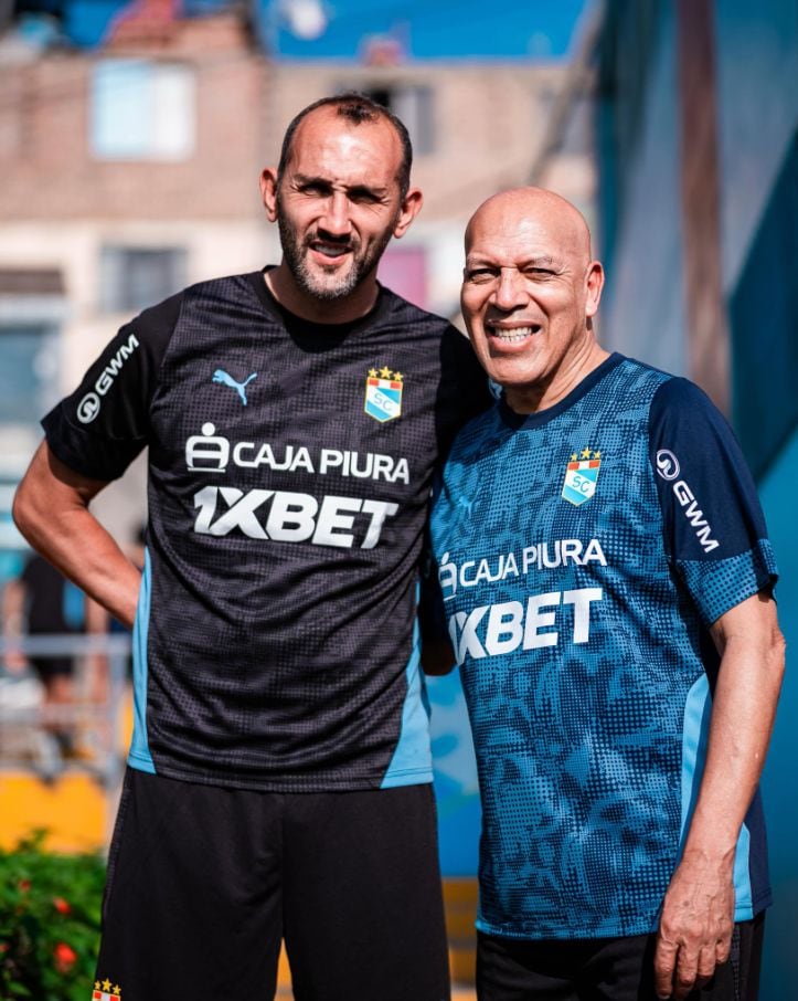 Hernán Barcos enfrentó una de las preguntas más esperadas de su presentación. El delantero explicó por qué aceptó jugar en Sporting Cristal pese a su antigua promesa sobre Lima. (Sporting Cristal)