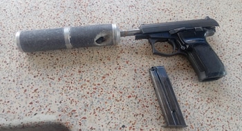 En el registro, la Policía halló una pistola, un proveedor y un supresor de sonido, elementos que quedaron incautados como material probatorio - crédito Mebog