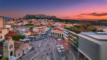 Las nuevas multas para los turistas en Grecia en 2026: prohibido llevar tacones y fumar con sanciones que pueden superar los 1.000 euros