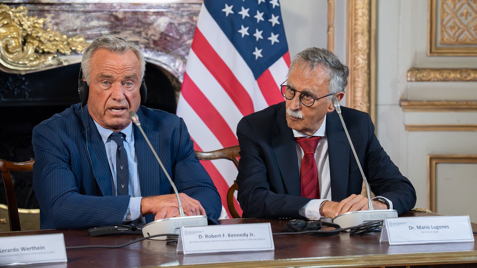 Robert F. Kennedy Jr. y Mario Lugones durante la conferencia en la que se anunciaron las medidas que adoptaría el Ministerio de Salud