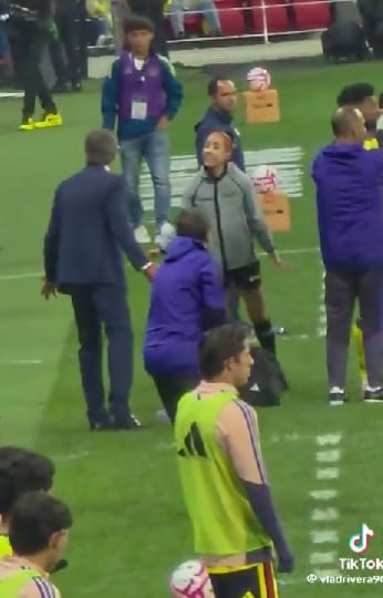 Los azulcremas cayeron 2-1 en una noche marcada por el homenaje a Guillermo Ochoa y el video del enfrentamiento verbal entre el entrenador y la cuarta árbitra. (Especial)