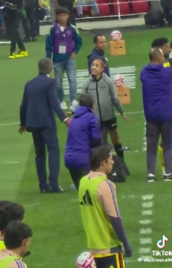 Los azulcremas cayeron 2-1 en una noche marcada por el homenaje a Guillermo Ochoa y el video del enfrentamiento verbal entre el entrenador y la cuarta árbitra. (Especial)