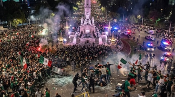 En la Ciudad de México murieron tres personas por asfixia durante las celebraciones por el triunfo de la Selección Mexicana.
(Imagen ilustrativa Infobae México- generada con IA)