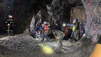 Niveles de agua impiden rescate del segundo trabajador localizado con vida en mina de Sinaloa: así laboran para su extracción