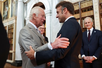 El presidente francés y el rey Carlos III visitan juntos la exposición del Tapiz de Bayeux en el Museo Británico (Foto: REUTERS/Hollie Adams/Pool)