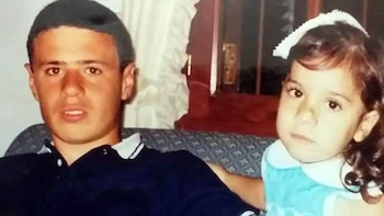 Marco junto a una de