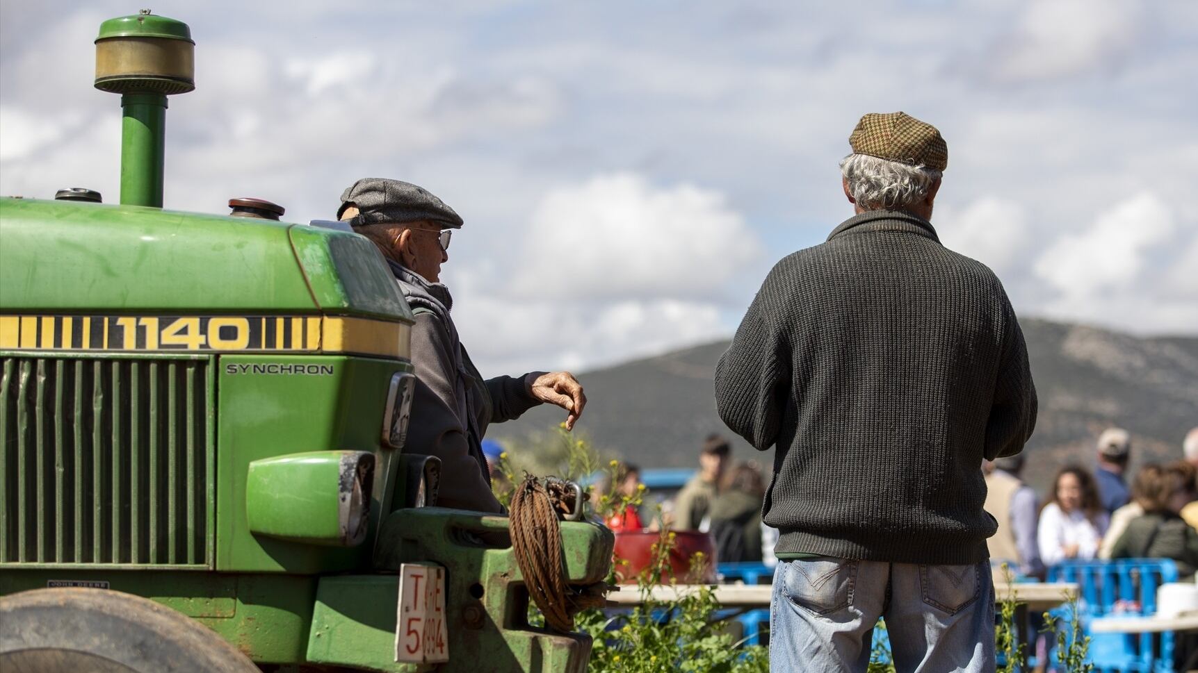 Dos hombres durante el XXVIII Concurso de Poda de Olivo y el Concurso de Habilidad con Tractor, a 6 de abril de 2025, en Mora, Toledo, Castilla-La Mancha (España). (Juanma Jiménez / Europa Press)