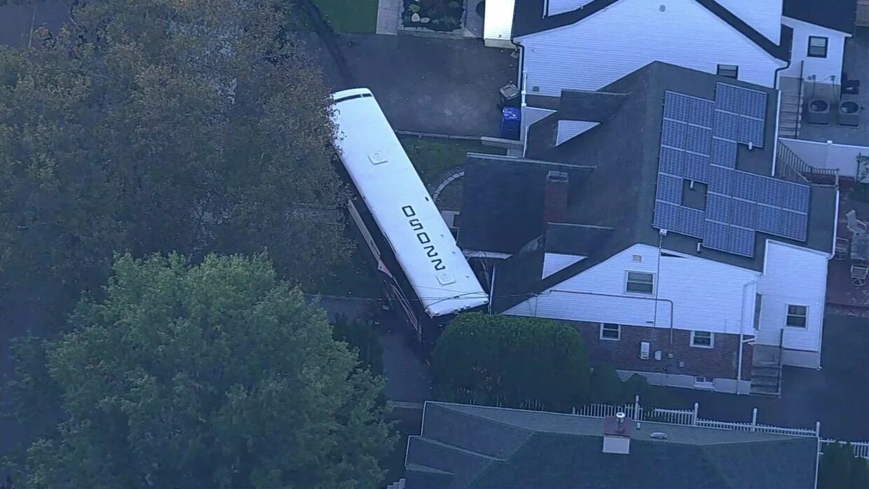 Autobús de NJ Transit choca contra una vivienda tras emergencia médica del conductor