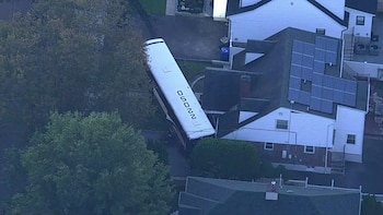 Un autobús de NJ Transit chocó contra una vivienda en Nueva Jersey