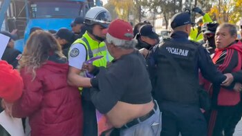 Policías replegaron a los manifestantes