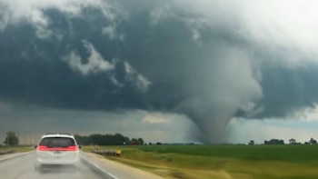 Siete tornados arrasan Illinois e Indiana: tres muertos, más de 200 edificios en ruinas y miles sin luz