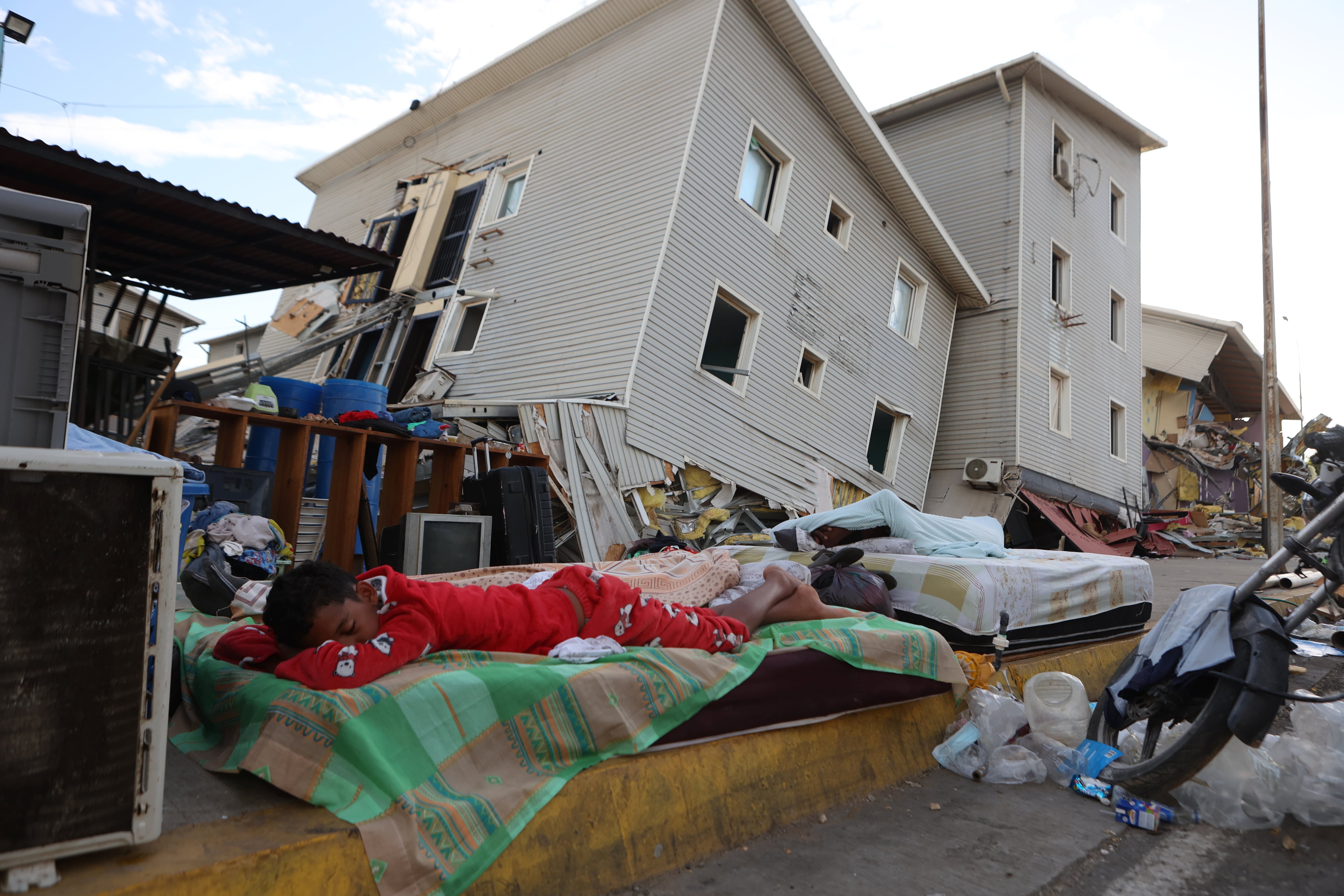 Venezuela registró más de 430 réplicas y desplegó operativos de rescate con más de 30.000 funcionarios y 2.624 rescatistas internacionales (AP Foto/Pedro Mattey)