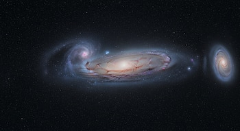 Tres galaxias espirales visibles en el espacio profundo con un fondo de estrellas, una grande en el centro y dos más pequeñas a los lados.