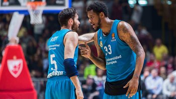 Trey Thompkins junto a Rudy