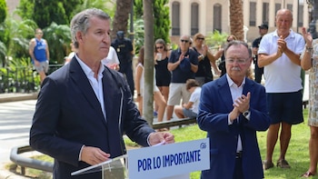 Feijóo acusa al Gobierno de tener datos de la posible “ocupación” de Ceuta y no actuar y tacha de “ridículas” las barreras en el mar