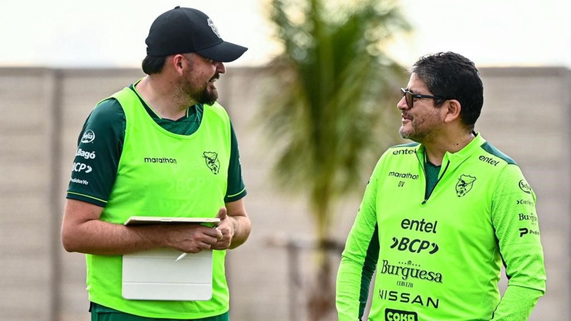 Óscar Villegas charlando con un integrante de su comando técnico antes de enfrentar a Perú, en Chincha. - Crédito: FBF