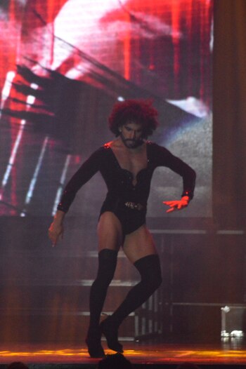 Otro de los sorprendentes vestuarios que utiliza Gabo Usandivara durante la obra (Foto: Eduardo Aguada/Teleshow)
