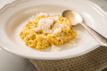 ILLUSTRATION - Ein Teller mit