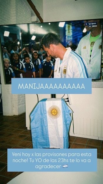 Pantalla de televisión muestra a Lionel Messi con chaqueta de Argentina entre niños. Bandera argentina sobre un mueble. Superposición de texto