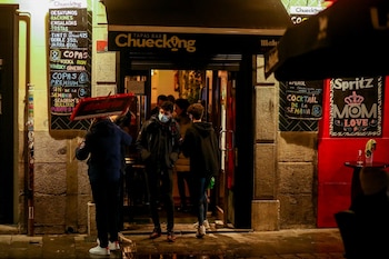 Ambiente en las inmediaciones de un establecimiento de Chueca, en Madrid (España).