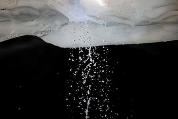 Caída de agua por el