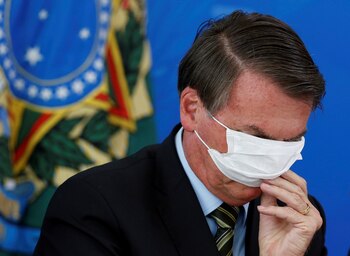 21/12/2020 El presidente de Brasil, Jair Bolsonaro, intenta ponerse una mascarilla.
POLITICA SUDAMÉRICA BRASIL INTERNACIONAL LATINOAMÉRICA
O GLOBO / ZUMA PRESS / CONTACTOPHOTO