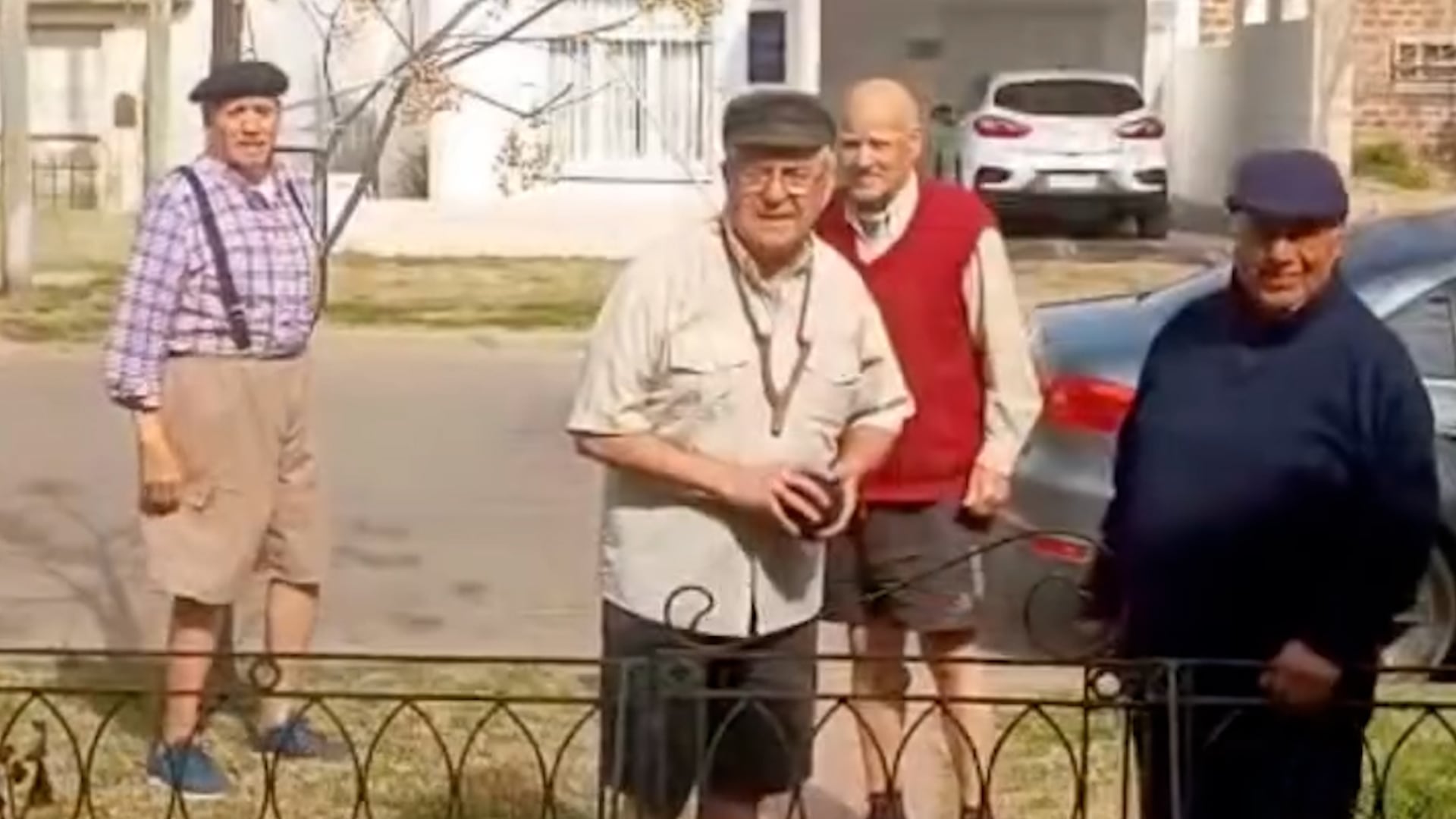 El video viral de abuelos de General Villegas revive los juegos tradicionales de la infancia y emociona en redes sociales