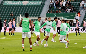 Los jugadores del Elche, entre