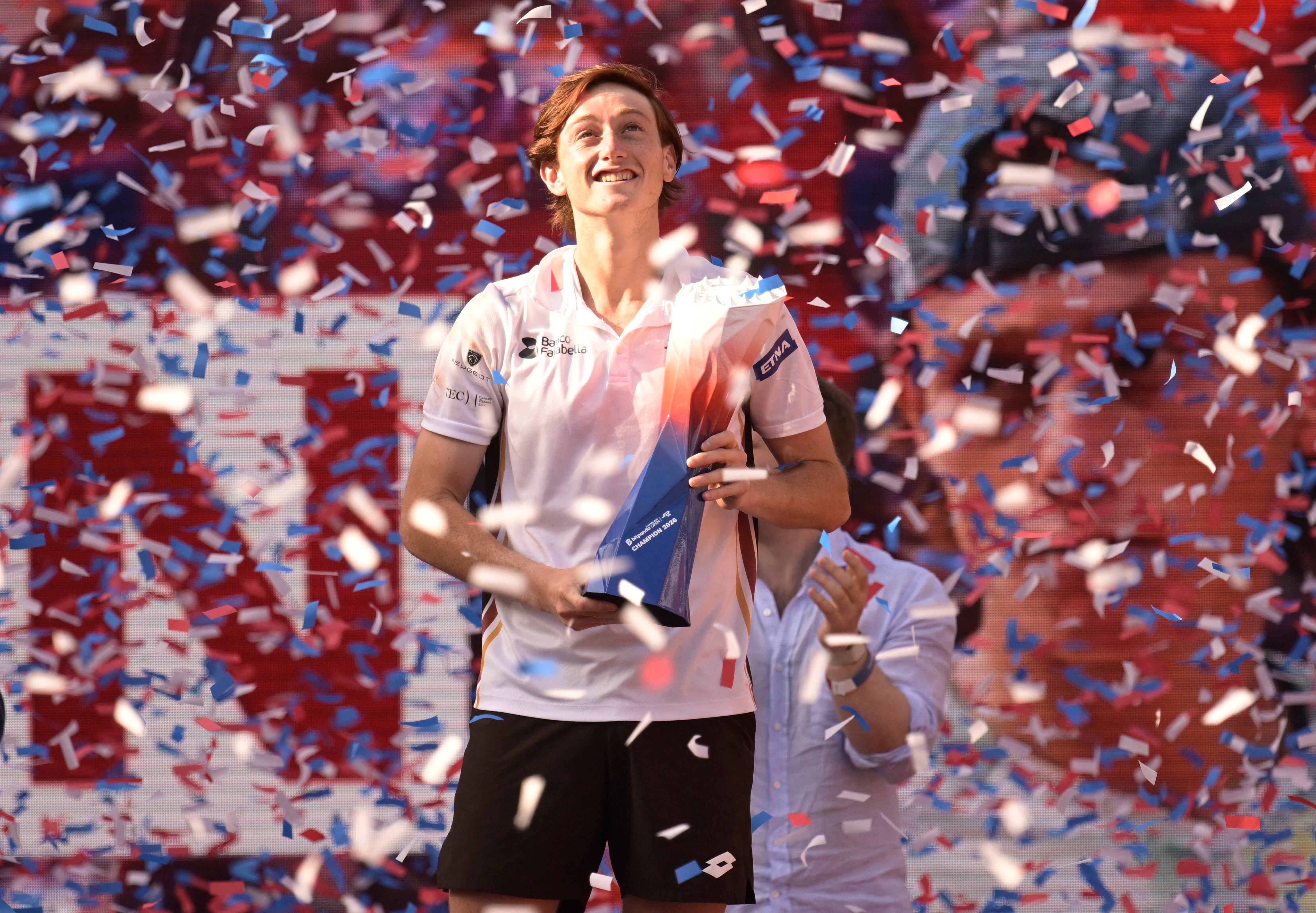 Tennis - ATP 500 - Hamburg Open - Am Rothenbaum, Hamburg, Germany - May 23, 2026 Peru's Ignacio Buse celebrates with the trophy after winning his final match against Tommy Paul of the U.S. REUTERS/Fabian Bimmer