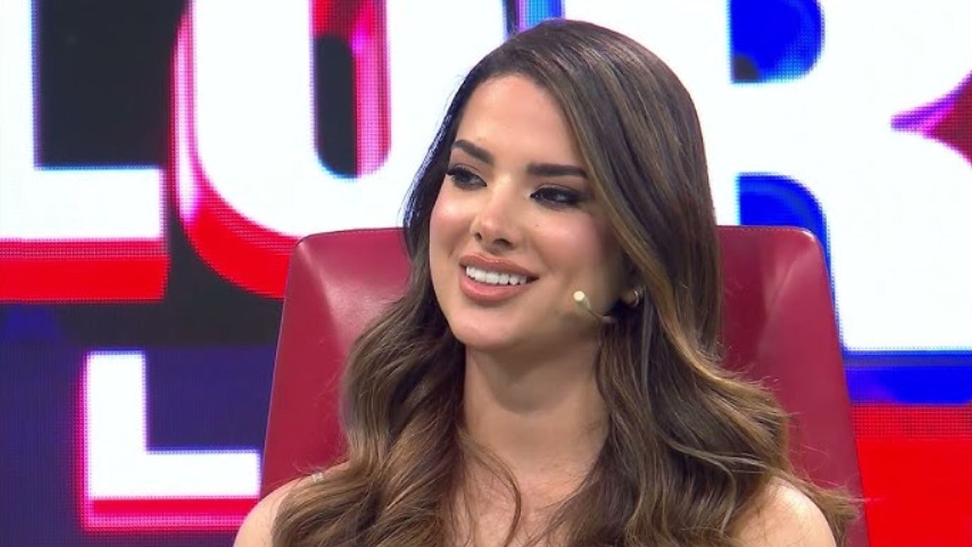 El paso de Suheyn por el evento despertó expectativas entre seguidores y reporteros, quienes cuestionaron la presencia del joven, mientras ella buscó adelantarse a cualquier lectura orientada a sugerir un vínculo emocional. (El Valor de la Verdad)