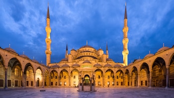 Un sultán de 19 años, un imperio en crisis y 20.000 azulejos: así nació la Mezquita Azul de Estambul