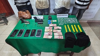 Cinco personas fueron capturadas, luego de un seguimiento policial tras el asalto a una adulta mayor que retiró dinero de una entidad financiera.