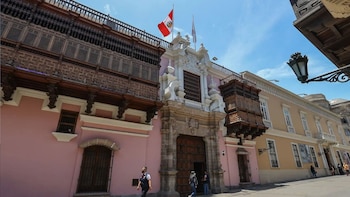 Perú llama al diálogo y