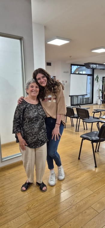 Eugenia junto Micaela, la psicóloga