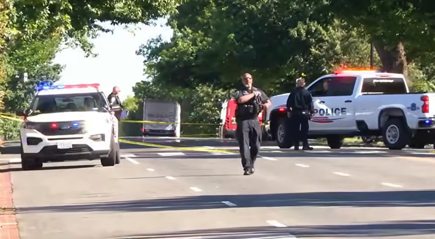 Agentes de policía aseguran la escena tras la muerte de un hombre sospechoso de asesinato a bordo de un autobús en el noroeste de Washington D.C. (FOX 5)