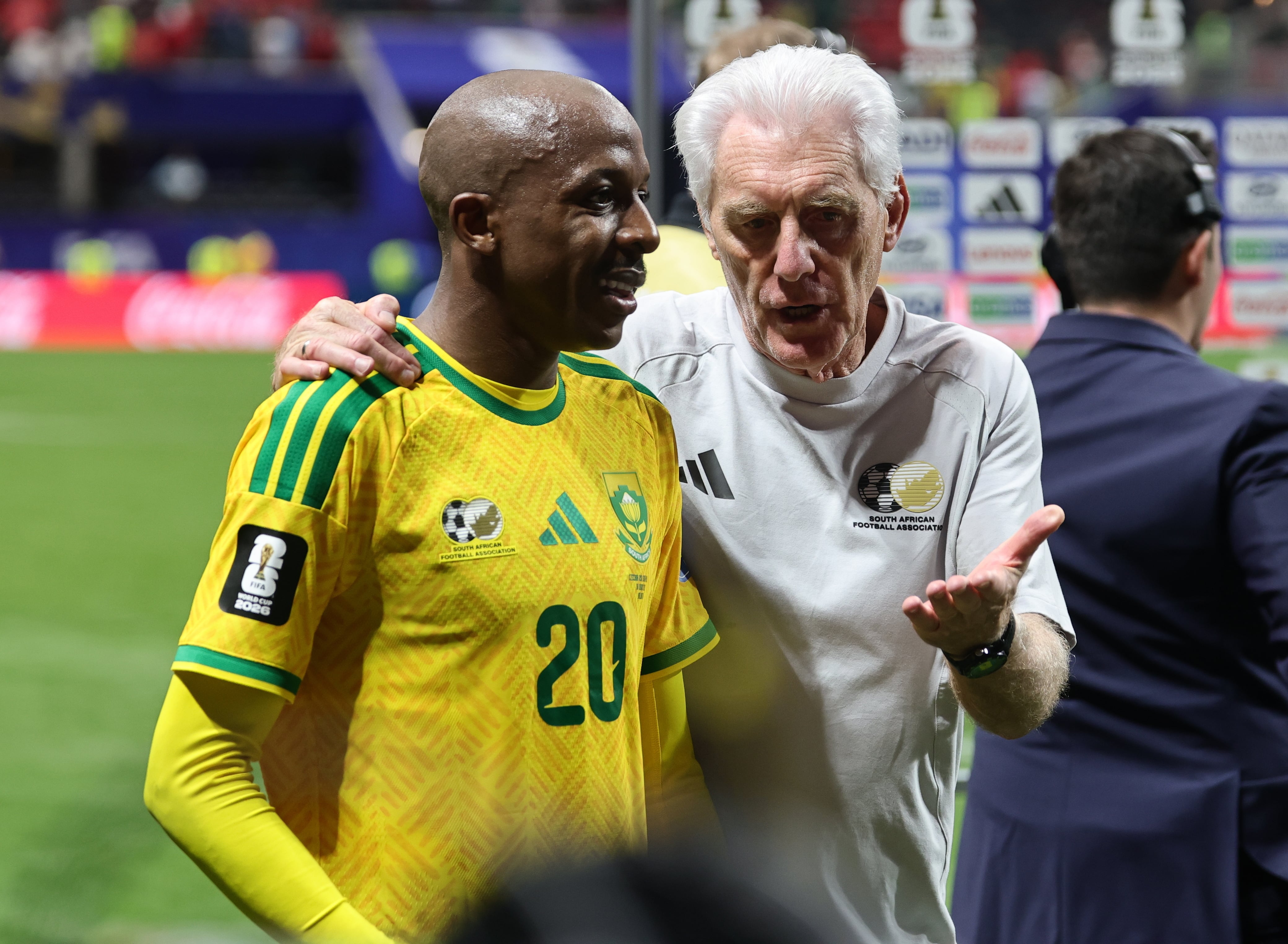 El seleccionador nacional de Sudáfrica, Hugo Broos, habla con el jugador Khuliso Mudau - crédito EFE