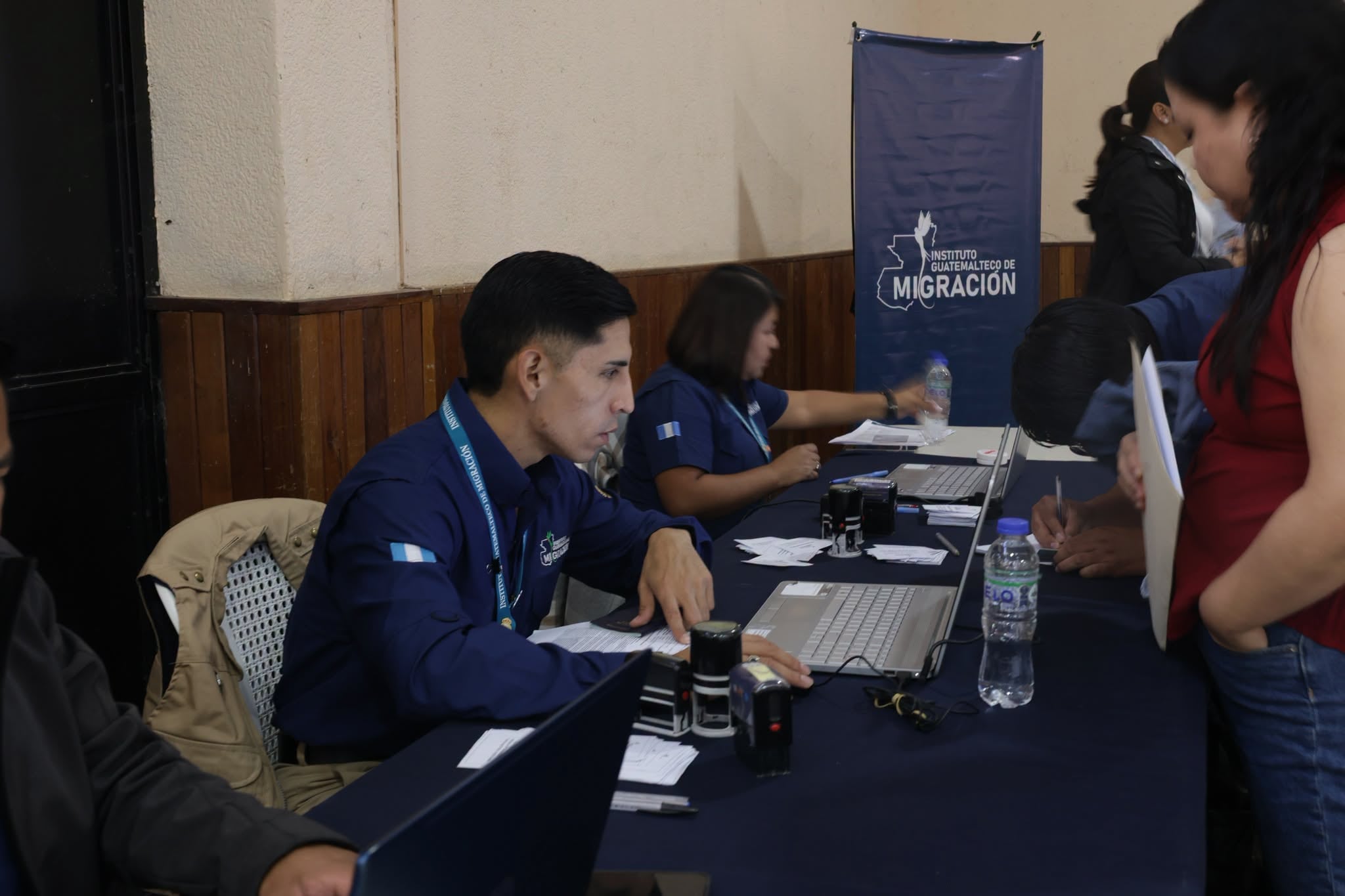 Personal del Instituto Guatemalteco de Migración atiende a la ciudadanía durante una jornada de trámites migratorios. (Instituto Guatemalteco de Migración)