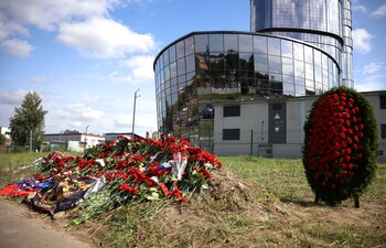 Ofrendas florales cerca de una